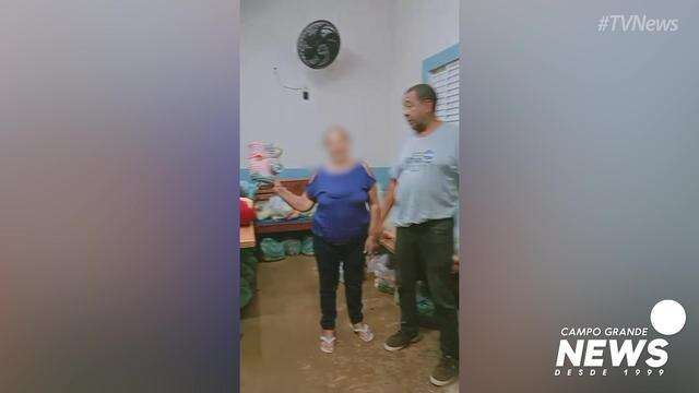 Candidatos a presidente de associação de moradores da Moreninhas III distribuindo verduras e cobertas