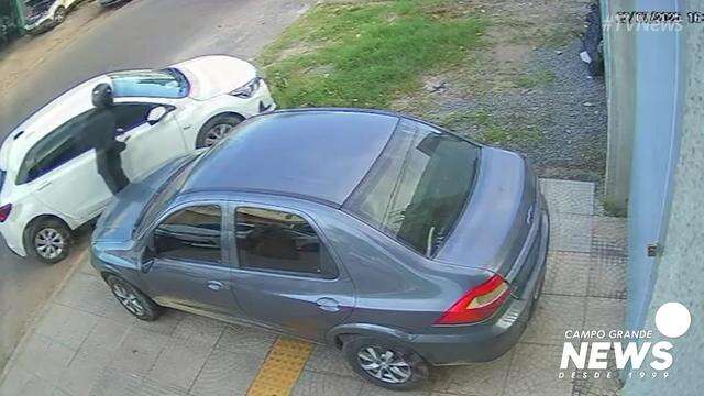 Ladrão leva malote de carro