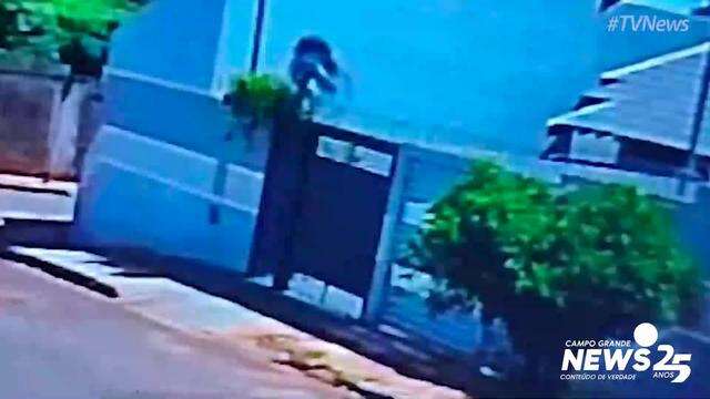 Ladrão invade casa domingo no meio da tarde