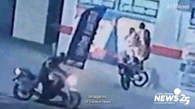 Câmera registrou atirador chegando sozinho em farmácia