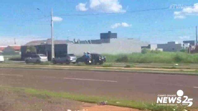 Motoqueiros são vistos empinando moto e fazendo barulho