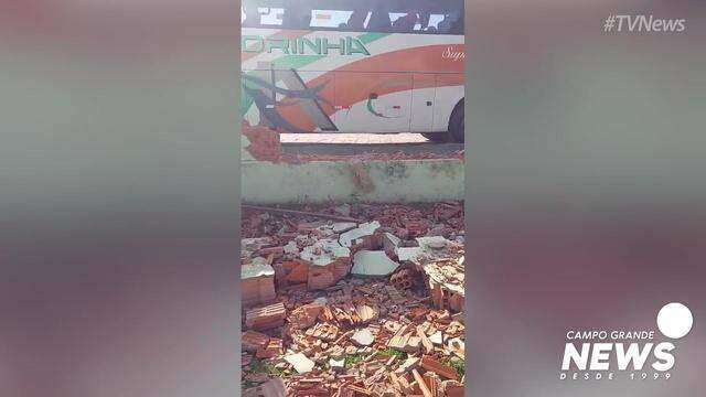 Vídeo mostra muro caído após colisão de ônibus