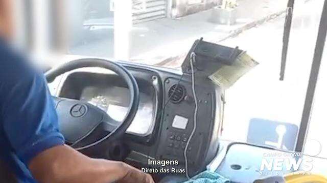 Motorista de ônibus flagrado mexendo no celular ao volante