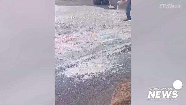 Moradores limpam sebo da rua