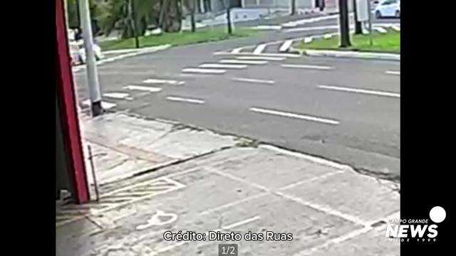 Carro descontrolado derruba semáforo no centro da Capital