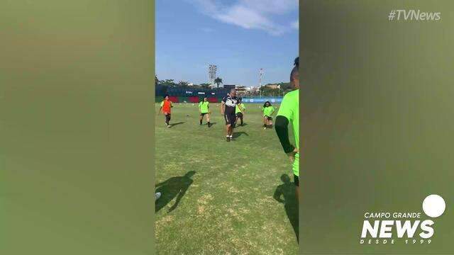 Jogadoras do Operário em preparação no campo
