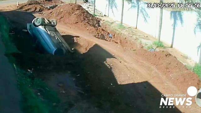 Carro caindo em buraco