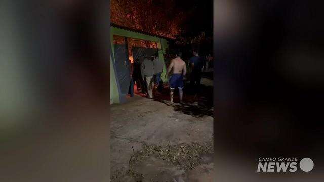 Vizinhos arrombam portão para conter chamas no Pioneiros