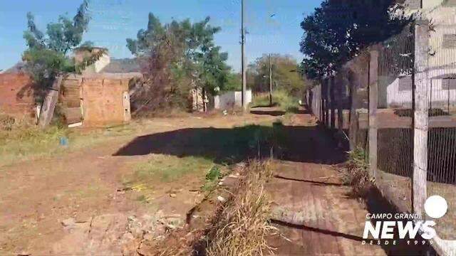 Moradores denunciam terrenos sujos na região do Jardim Tijuca