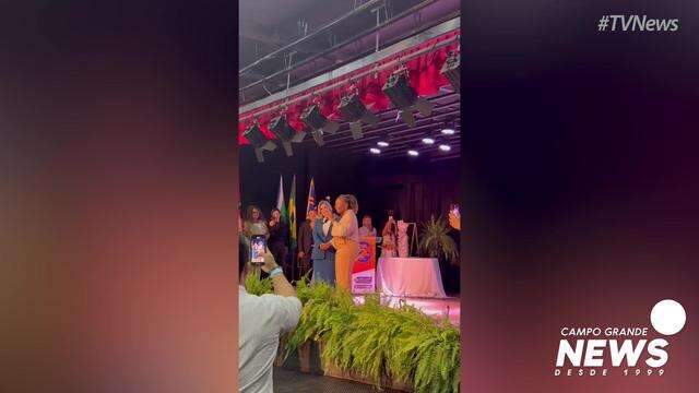 Ministra Margareth Menezes contando musica de Almir Sater em Campo Grande