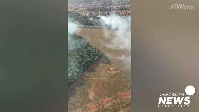 Bombeiros combatem incêndio em Campo Grande com aeronave