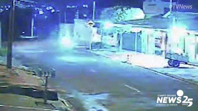 Homem é atingido por diversos disparos ao chegar em bar
