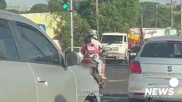 Criança sem capacete na Avenida Manoel da Costa Lima
