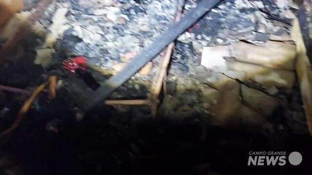 Casa foi destruída pelas chamas