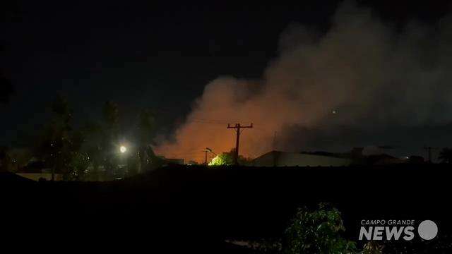 Incêndio em área verde na Avenida Capital