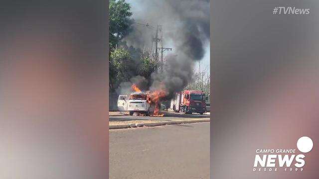 Kombi consumida pelo fogo em avenida
