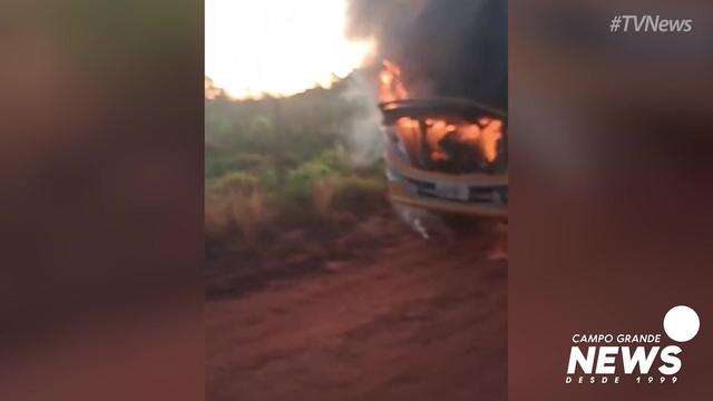Ônibus pega fogo e crianças são retiradas às pressas em MS