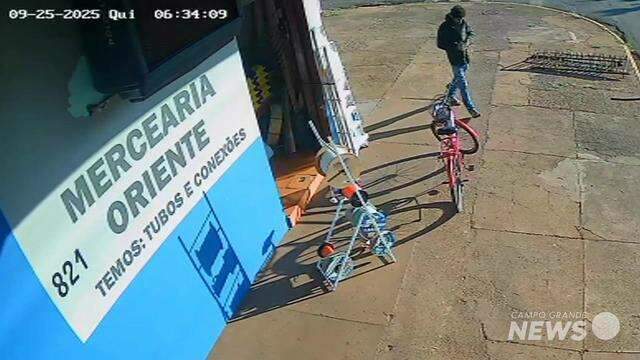 Suspeito de agredir idosos deixa local do crime