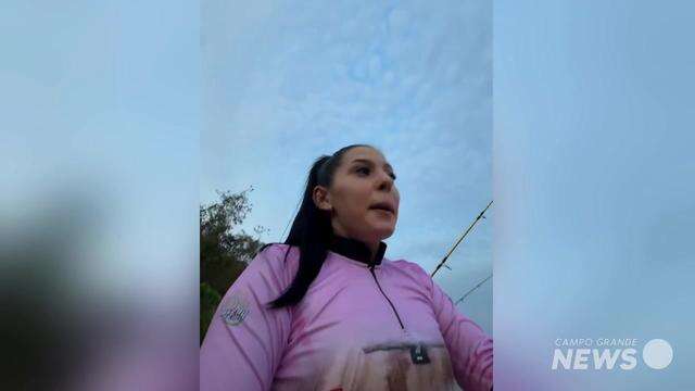 Ana Castela brinca sobre ter pescado tubarão em barco