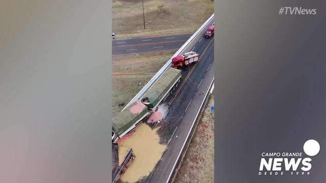 Carreta pega fogo em colisão na saída para Três Lagoas