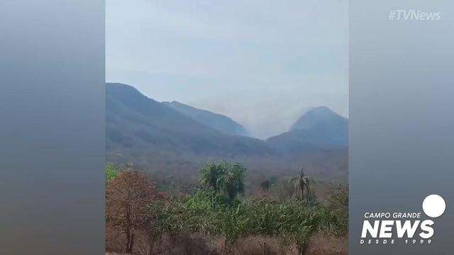 Fumaça nos morros da Serra do Amolar mostra incêndio se espalhando