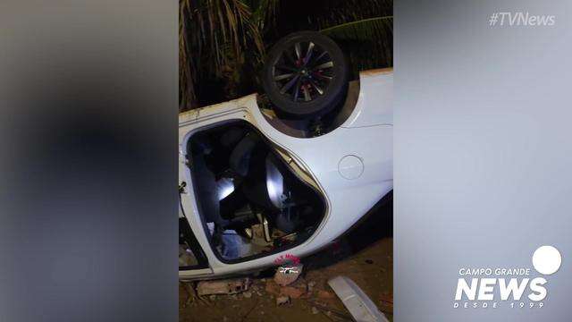 Carro roubado capotado na Av. Gury Marques