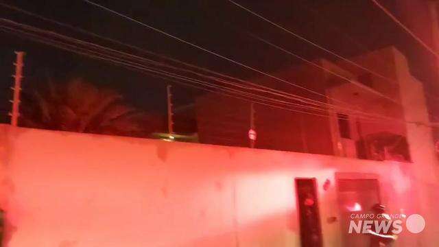Bombeiros isolam o local onde incêndio foi registrado
