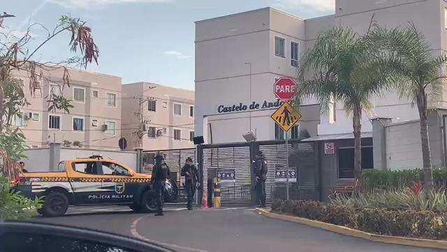 Chegada da polícia em condomínio 