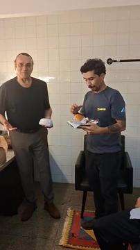 Almir Sater experimenta Sater Burger 