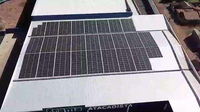 Placas solares instaladas pela Techsol Brasil em atacadista