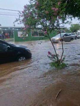 Rua 29 de Maio alagada durante a chuva em bonito