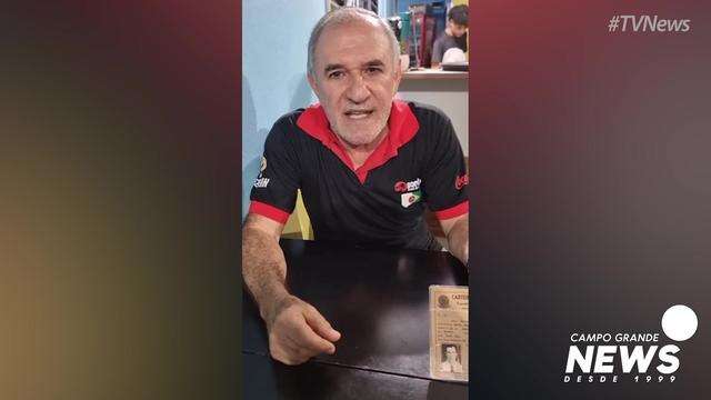 Celso guarda carteira de habilitação de charrete tirada pelo pai em 1942