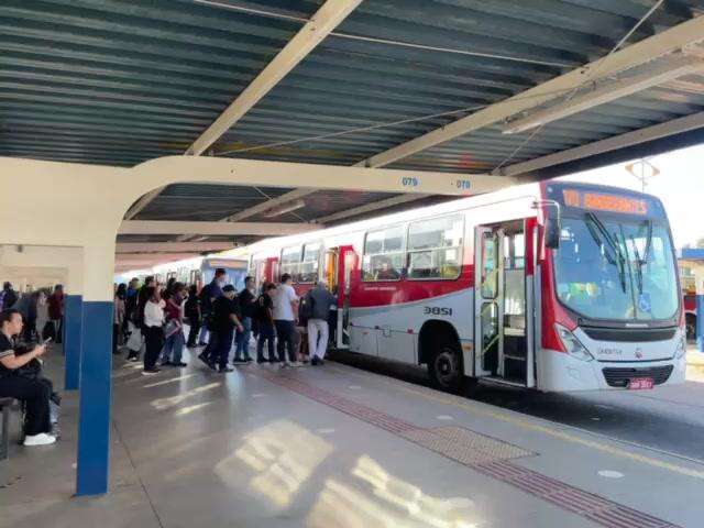 Passageiros embarcando em ônibus 