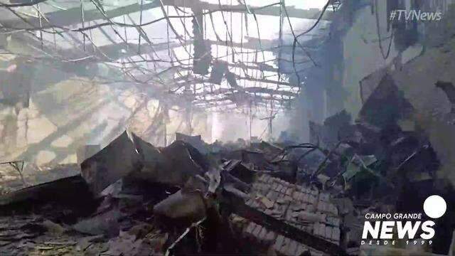 Loja destruída em Corumbá e bombeiros no rescaldo