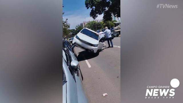 Carro tombado na Afonso Pena