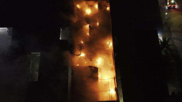 Chamas se espalharam por terreno de loja (Imagem cedida: @olharcg)