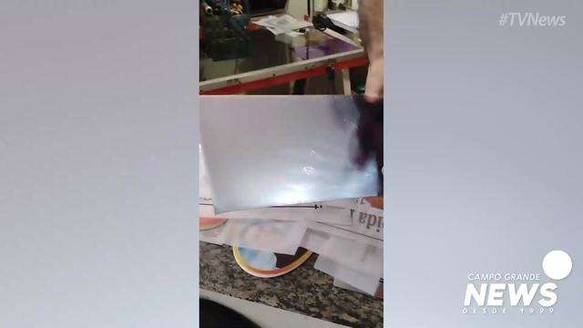 Goiano sobrevive fazendo placa para túmulos