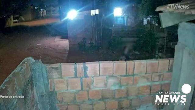 Câmera de segurança registrou homem atacando vizinhas