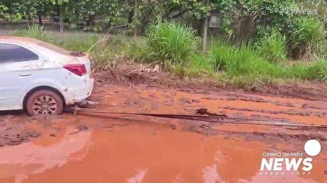 Prisma é desatolado de rua no Chácara dos poderes