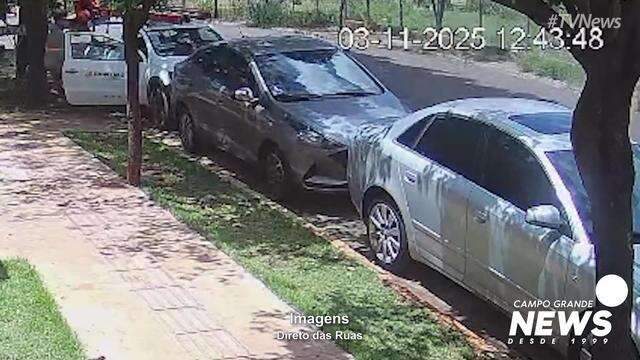 Câmera de segurança registrou mulher atingindo carros parados