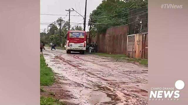 Passageiros deixam ônibus após acidente no Jardim Noroeste
