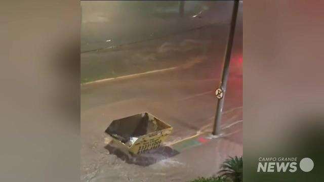 Caçamba levada pela chuva na Ricardo Brandão