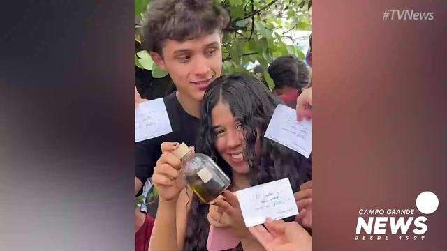 Jovens com bilhetes de orações e óleo ungido antes da prova