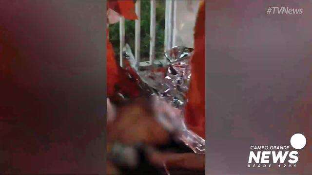Vídeo mostra momento em que vítima de esfaqueamento é socorrida pelo Corpo de Bombeiros