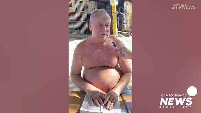 Deraldo até tentou trabalhar vestido, mas povo gosta é de borracheiro sem camisa