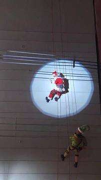 Nada de trenó: Papai Noel inova e chega ao shopping de rapel