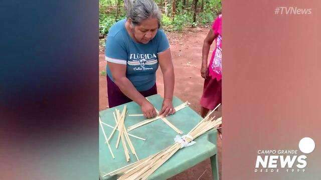 Mãe e filha fazem cesta só na lua cheia e ensinam turistas