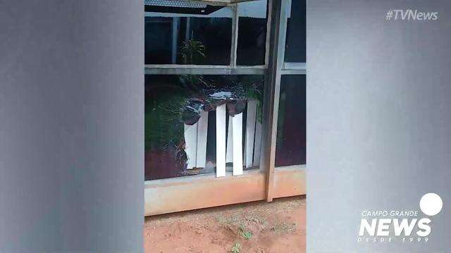 Homem quebrou janela de vidro e invadiu sala de secretaria