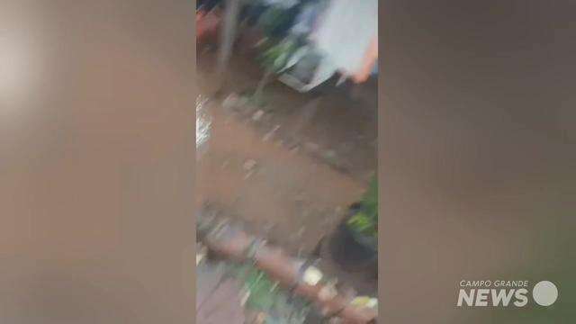 Casas alagadas em Caarapó