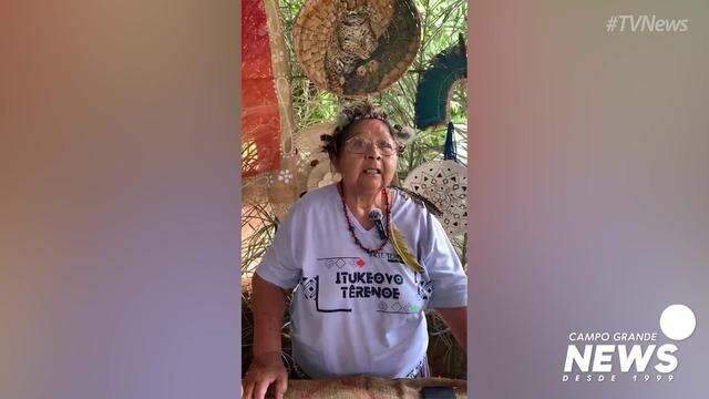 Para livrar cliente de mau-olhado, Dona Hildinha benze colares à venda